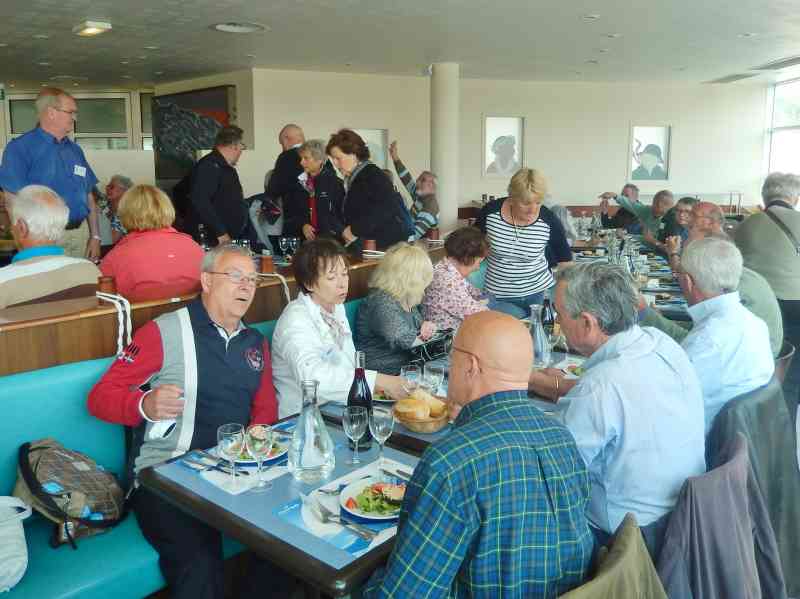 1_DSCN6316 (Paris).jpg - Les tables pour un déjeuner...